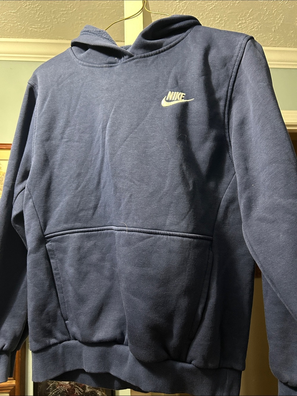 Nike Men's Navy Blue Pullover Hoodie with Small Chest Logo